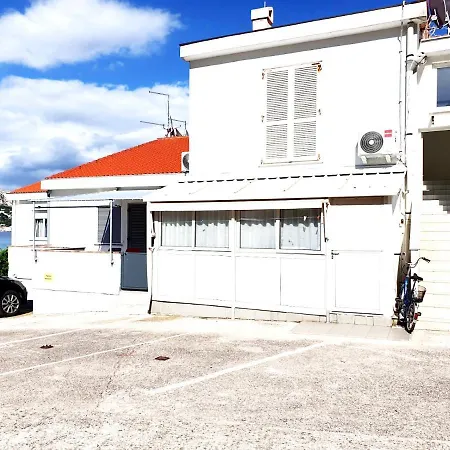 Anton Apartment *
